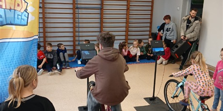 Powiększ grafikę: W ramach akcji #KRECEZESZKOLA nasza młodzież na dwóch rowerkach stacjonarnych wykręciła sporo km.