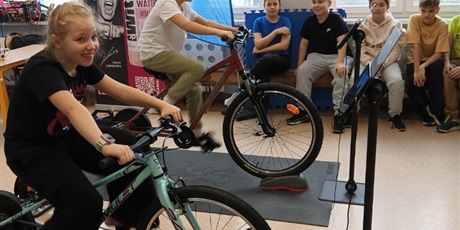 Powiększ grafikę: W ramach akcji #KRECEZESZKOLA nasza młodzież na dwóch rowerkach stacjonarnych wykręciła sporo km.