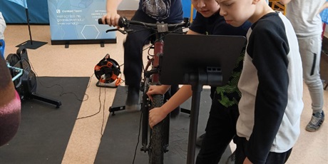 Powiększ grafikę: W ramach akcji #KRECEZESZKOLA nasza młodzież na dwóch rowerkach stacjonarnych wykręciła sporo km.