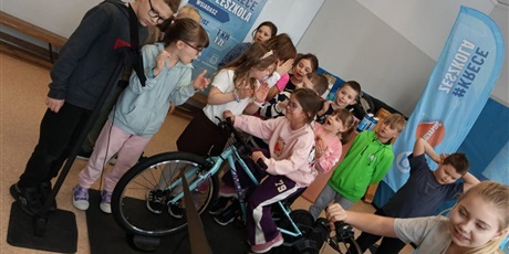 Powiększ grafikę: W ramach akcji #KRECEZESZKOLA nasza młodzież na dwóch rowerkach stacjonarnych wykręciła sporo km.