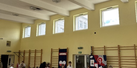 Powiększ grafikę: Uczniowie tańczą poloneza