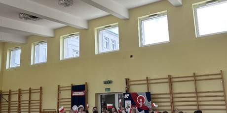Powiększ grafikę: Uczniowie śpiewają patriotyczną piosenkę