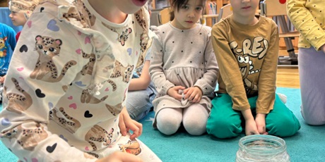 Powiększ grafikę: Maja miesza sól z wodą