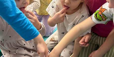 Powiększ grafikę:  Dzieci sprawdzają czy woda faktycznie jest słona