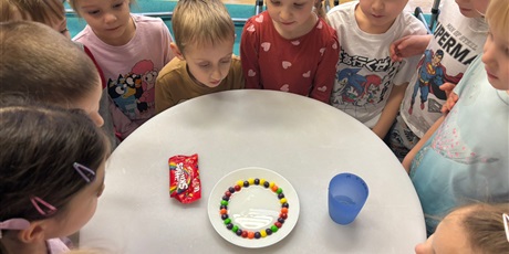 Powiększ grafikę: Co się stanie z cukierkami?