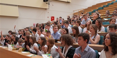 Powiększ grafikę: Widok  na  audytorium, w  którym  siedzią  uczniowie  przysłuchujący  się  debacie.