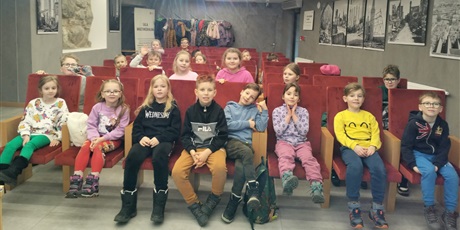 Powiększ grafikę: Dzieci w sali kinowej Bazyliki Mariackiej.