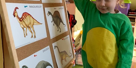 Powiększ grafikę: Pola uwielbia dinozaury i bawi się nimi nie tylko w dniu ich święta.