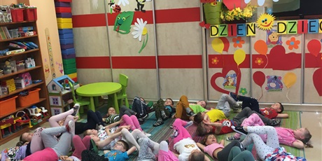 Powiększ grafikę: Grupa  dzieci  odpoczywa  na  dywanie.