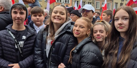 Powiększ grafikę: Uczniowie podczas parady niepodległości.