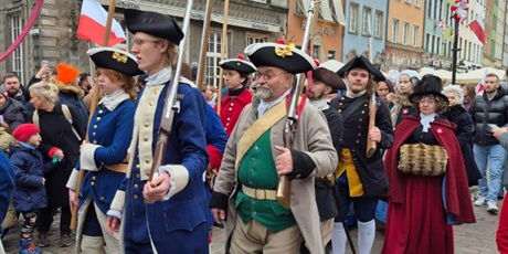 Powiększ grafikę: Parada niepodległości - ludzie w kostiumach z epoki.