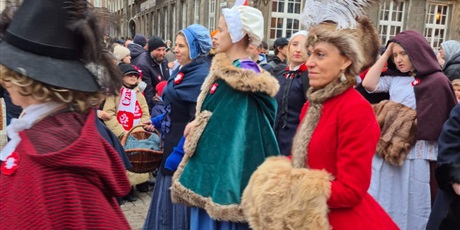 Powiększ grafikę: Parada niepodległości - ludzie w kostiumach z epoki.