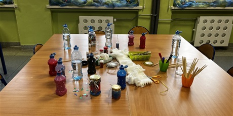 Powiększ grafikę: Stoliki z materiałami do zabaw kreatywnych.