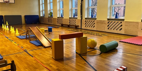Powiększ grafikę: Sala gimnastyczna z przyborami do ćwiczeń.