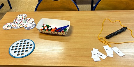 Powiększ grafikę: Stolik z materiałami do zabaw kreatywnych.