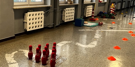 Powiększ grafikę: Korytarz szkolny.