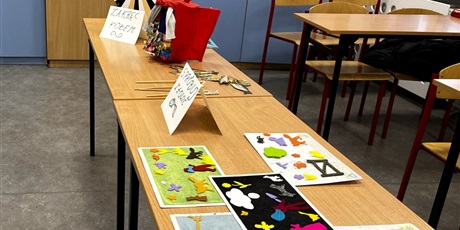 Powiększ grafikę: Stolik z materiałami do zabaw kreatywnych.