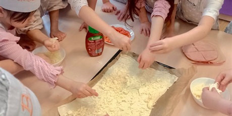 Powiększ grafikę: Wszystkie dzieci ochoczo zabrały się do pracy