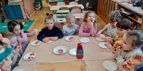 Powiększ grafikę:  Dzieci z apetytem zjadają przez siebie przygotowaną pizzę
