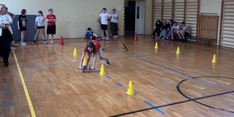 Powiększ grafikę: Uczniowie wraz z nauczycielami w szkolnej sali gimnastycznej