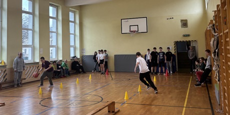 Powiększ grafikę: Uczniowie wraz z nauczycielami w szkolnej sali gimnastycznej