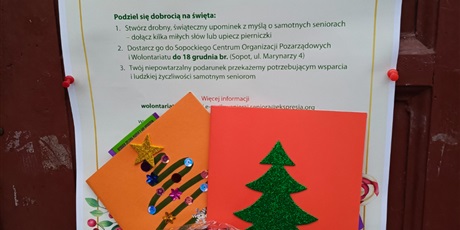 Powiększ grafikę: Prace plastyczne dzieci - kartki świąteczne na tle plakatu "Sopocianie dla Sopocian".