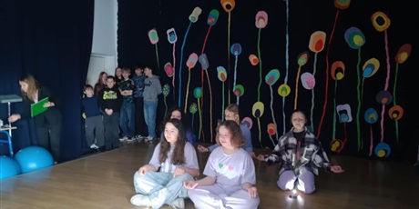 Powiększ grafikę: Uczestnicy Heweliady na scenie.