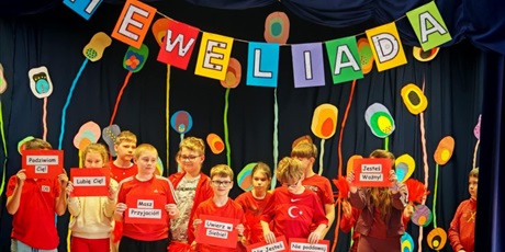 Powiększ grafikę: Uczestnicy Heweliady na scenie.