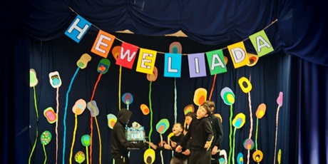 Powiększ grafikę: Uczestnicy Heweliady na scenie.