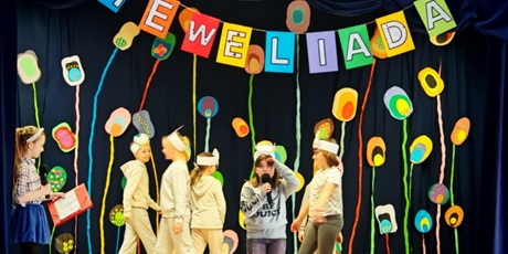 Powiększ grafikę: Uczestnicy Heweliady na scenie.