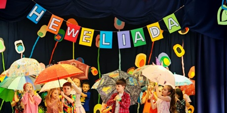 Powiększ grafikę: Uczestnicy Heweliady na scenie.