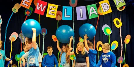 Powiększ grafikę: Uczestnicy Heweliady na scenie.