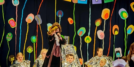 Powiększ grafikę: Uczestnicy Heweliady na scenie.