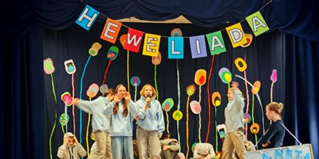 Powiększ grafikę: Uczestnicy Heweliady na scenie.