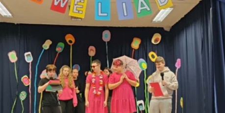 Powiększ grafikę: Uczestnicy Heweliady na scenie.