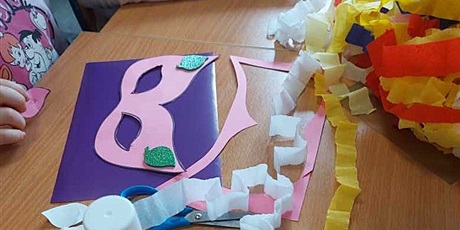 Powiększ grafikę: Ozdabianie karnawałowej maski.