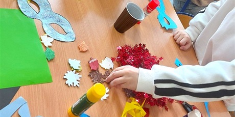 Powiększ grafikę: Ozdabianie karnawałowej maski.