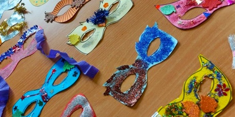 Powiększ grafikę: Karnawałowe maski wykonane przez dzieci ze świetlicy.