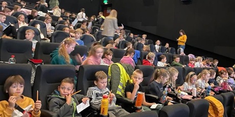 Powiększ grafikę: Dzieci  w  sali  kinowej.