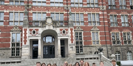 Powiększ grafikę: Grupa  uczniów  stoi  na  placu  przed  głównym  wejściem  do  budynku  Politechniki  Gdańskiej.