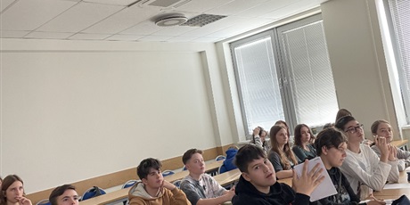 Powiększ grafikę: Grupa  uczniów  podczas  zajęć  na  sali  wykładowej