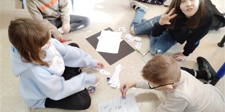 Powiększ grafikę: Uczniowie wykonują zadania związane z lekturą.