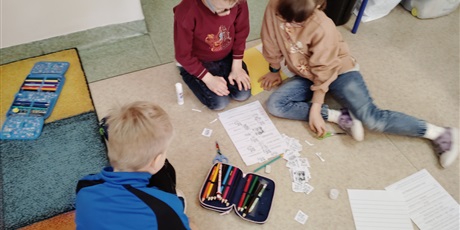 Powiększ grafikę: Uczniowie wykonują zadania związane z lekturą.