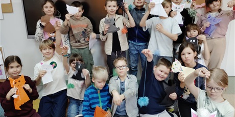 Powiększ grafikę: Uczniowie prezentują swoje prace plastyczne.