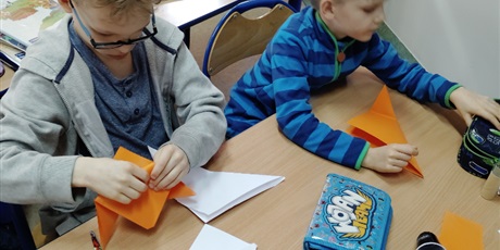 Powiększ grafikę: Uczniowie wykonują zadania związane z lekturą.