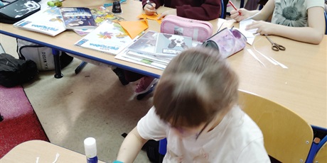 Powiększ grafikę: Uczniowie wykonują zadania związane z lekturą.