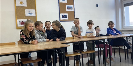 Powiększ grafikę: Grupa  dzieci  przy  ławkach  w  sali  lekcyjnej.