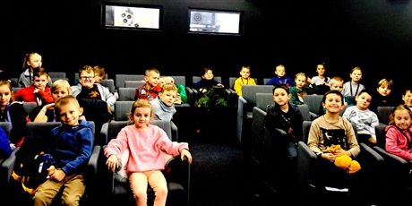 Powiększ grafikę: Uczniowie czekają na seans filmowy.