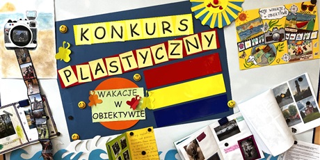 Powiększ grafikę: Tablica informacyjna z napisem "Konkurs plastyczny. Wakacje w obiektywie". Dookoła napisu umieszczone prace plastyczne .