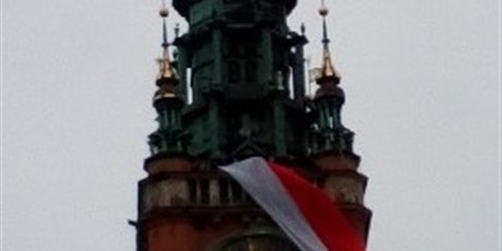 Powiększ grafikę: Wieża  Ratusza  z  powiewającą  flagą  Polski.